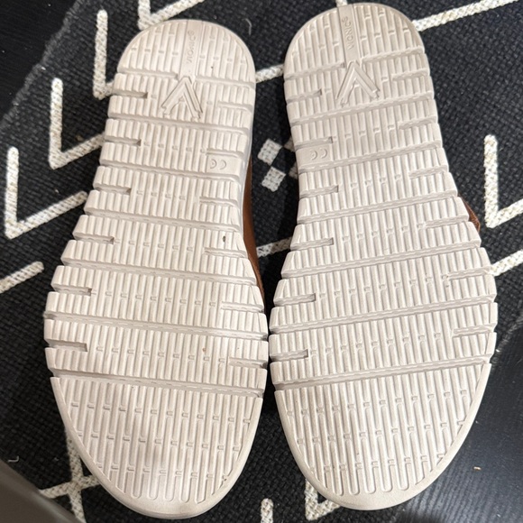 Vionic Women's Tan Buckle Flip Flops - Picture 2 of 5